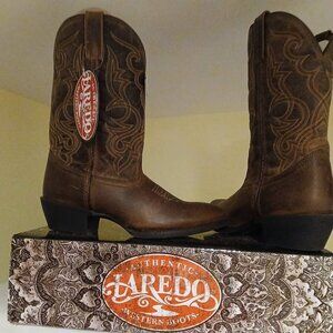 NEW! Women's cowboy boots size 9,5